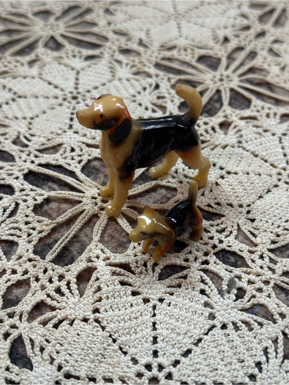 Vintage Miniature Dog Figurine Pair – Hound & Puppy – Glossy Ceramic/Porcelain
